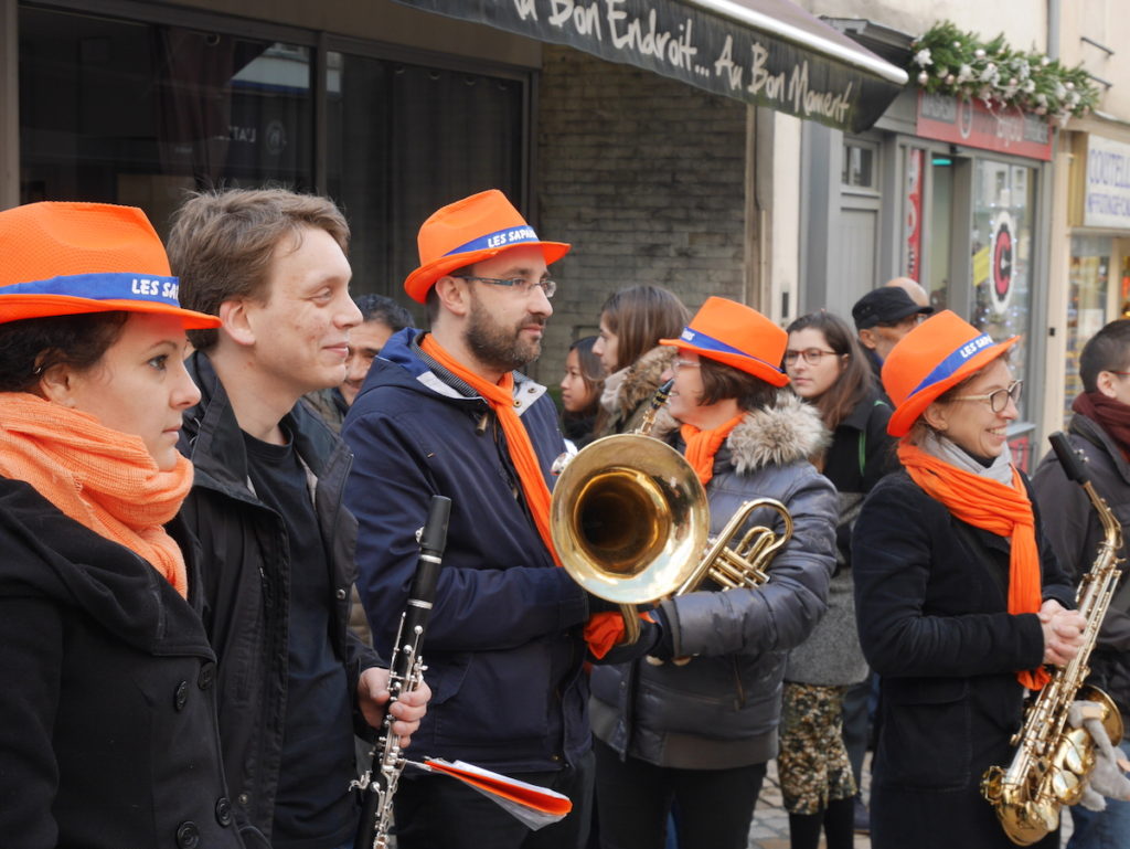 Une fanfare au Festisol à Orléans