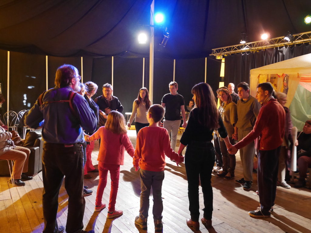 Une farandole au Festisol à Châteaudun