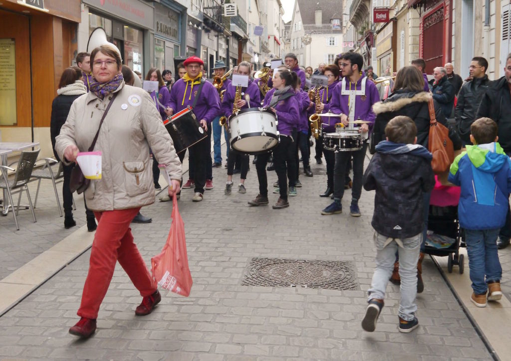 L'rchestre défile dans les rues de Chartres